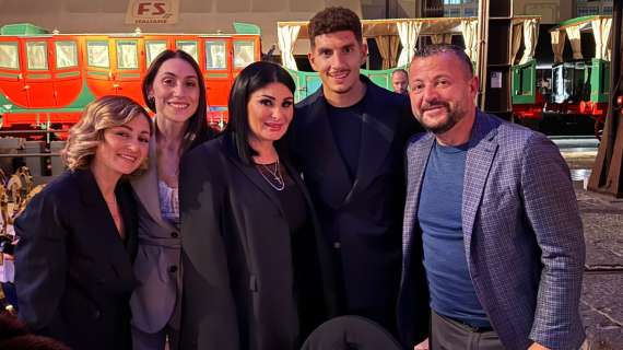 in-casa-napoli-e-l’ora-della-tradizionale-festa-di-natale,-con-i-dolci-e-i-panettoni-di-poppella