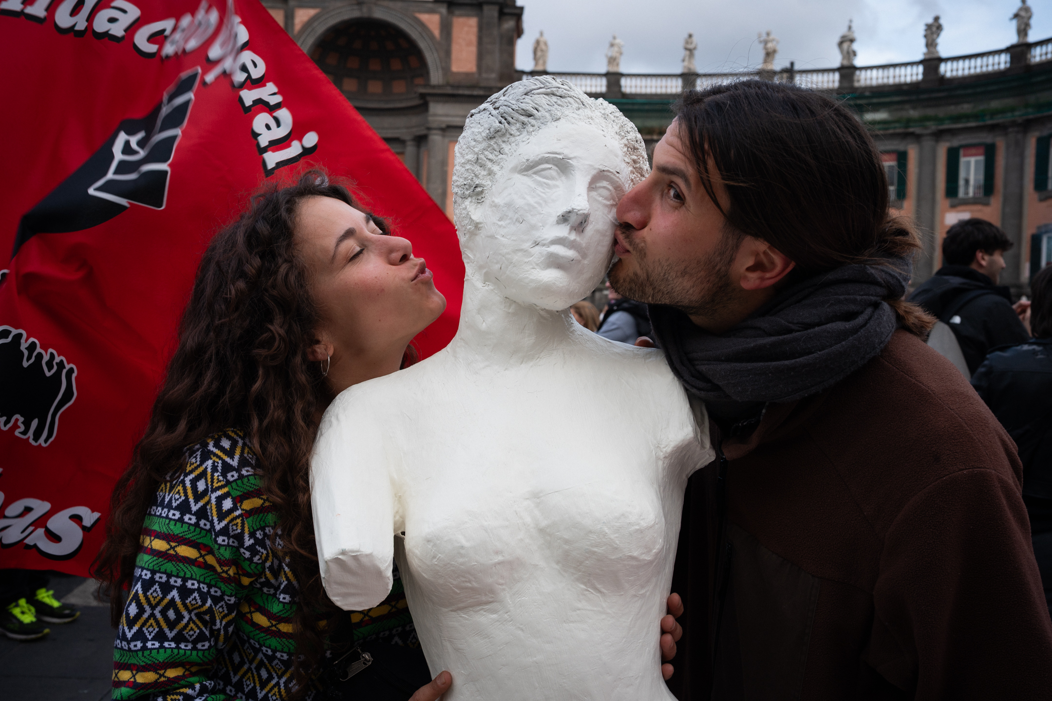 chi-toglie-casa-toglie-vita.-mille-persone-in-piazza-a-napoli-per-il-diritto-all’abitare