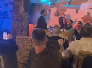 cena-di-gruppo,-tutta-la-squadra-riunita-con-conte-ed-edo:-due-ospiti-musicali