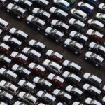 quasi-tutte-le-auto-sono-bianche,-nere-o-grigie