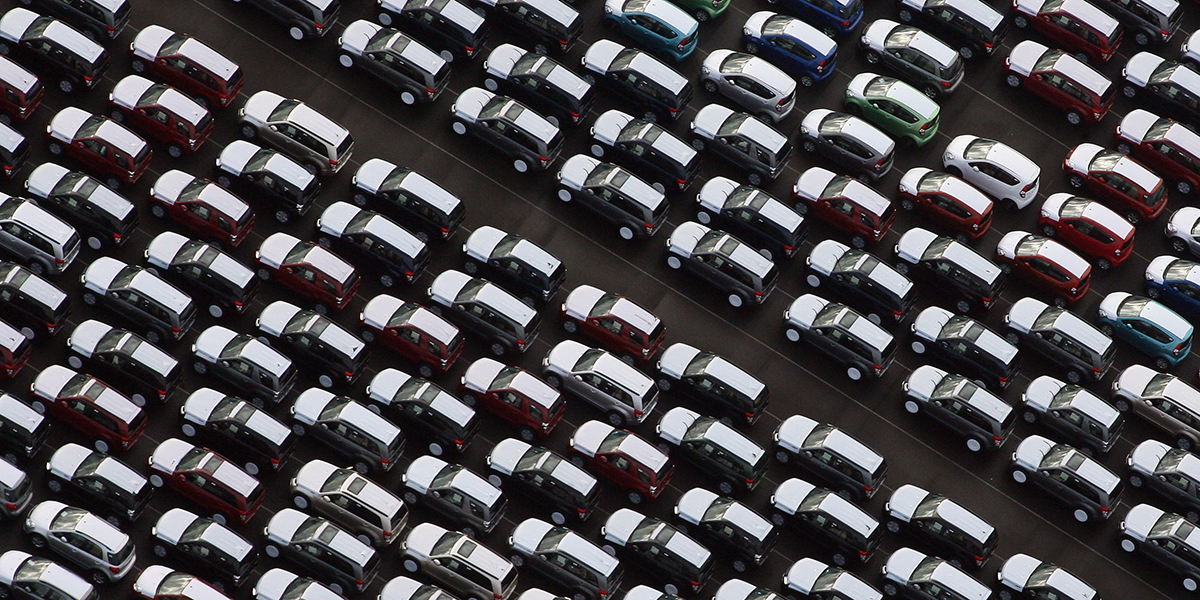quasi-tutte-le-auto-sono-bianche,-nere-o-grigie