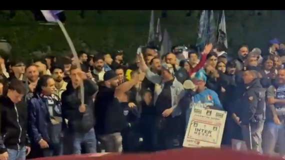 marea-di-tifosi-a-capodichino,-ma-il-pullmann-non-passa:-i-giocatori-vanno-via-in-taxi
