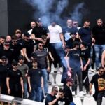 atmosfera-da-brividi-a-capodichino:-in-centinaia-all’arrivo-del-bus,-cori-e-fumogeni