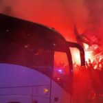 delirio-a-capodichino:-migliaia-di-tifosi-salutano-l’arrivo-del-bus-azzurro