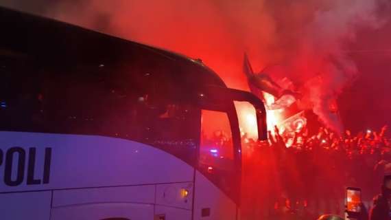 delirio-a-capodichino:-migliaia-di-tifosi-salutano-l’arrivo-del-bus-azzurro