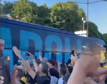 il-napoli-arriva-al-tardini:-bus-azzurro-insultato-dai-tifosi-del-parma