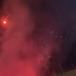 clamorosa-bolgia-sotto-l’albergo-del-cagliari:-clacson,-petardi-e-fuochi-d’artificio