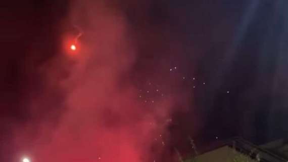 clamorosa-bolgia-sotto-l’albergo-del-cagliari:-clacson,-petardi-e-fuochi-d’artificio