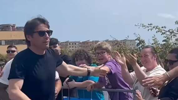 “resta-con-noi!”,-bagno-di-folla-a-castel-volturno-per-conte:-tifosi-gli-chiedono-permanenza