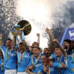 festa-scudetto:-la-sfilata-dei-giocatori-del-napoli-coi-capelli-tinti-di-azzurro