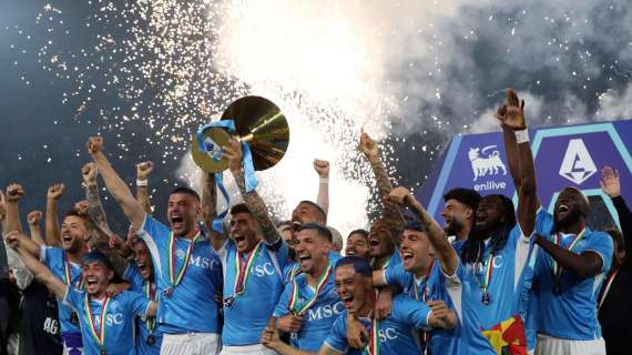 festa-scudetto:-la-sfilata-dei-giocatori-del-napoli-coi-capelli-tinti-di-azzurro