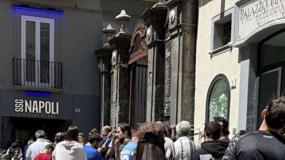 la-scudetto-mania-prosegue:-file-lunghissime-agli-store-in-citta
