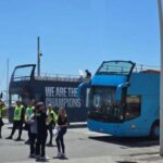 tutto-pronto-per-la-parata:-i-due-bus-personalizzati-attendono-i-campioni-d’italia