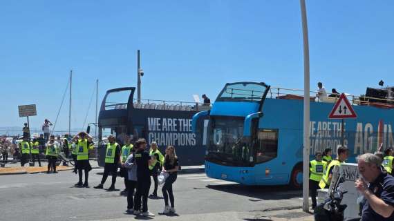tutto-pronto-per-la-parata:-i-due-bus-personalizzati-attendono-i-campioni-d’italia