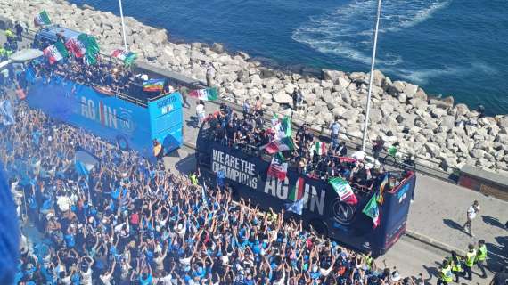 festa-scudetto,-atmosfera-da-brividi-sul-lungomare!-adl-annuncia-(quasi)-de-bruyne!-conte-scatenato-sul-bus