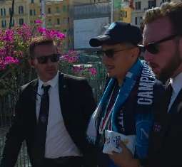 un’onda-azzurra-attraversa-napoli:-i-campioni-d’italia-lasciano-il-lungomare