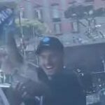 di-lorenzo-e-juan-jesus-pazzi-di-gioia!-festeggiano-fuori-dal-finestrino-del-taxi!