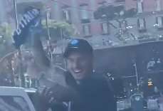 di-lorenzo-e-juan-jesus-pazzi-di-gioia!-festeggiano-fuori-dal-finestrino-del-taxi!