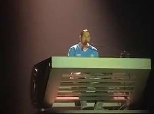 mahmood-in-concerto,-indossa-una-maglia-del-napoli-al-palapartenope