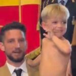 cittadinanza-onoraria-a-mertens,-il-piccolo-ciro-si-prende-la-scena:-immagini-esilaranti!