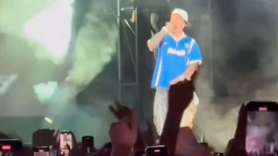 sfera-ebbasta-al-maradona,-il-concerto-show-aperto-con-una-maglia-azzurra-vintage