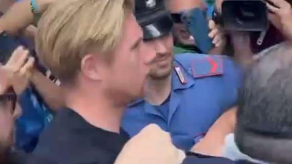 delirio-per-de-bruyne-a-villa-stuart:-folla-incredibile!-al-via-le-visite-mediche