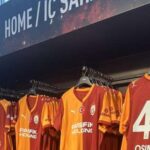 il-galatasaray-ha-messo-in-vendita-la-nuova-maglia:-c’e-anche-osimhen