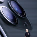 gli-smartphone-sono-sempre-piu-grandi-anche-se-le-mani-rimangono-uguali