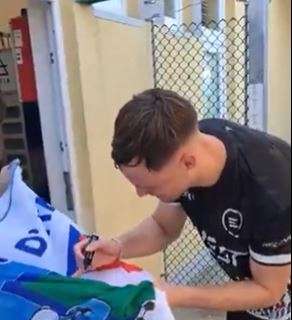 beukema-si-sente-gia-azzurro:-autografo-su-una-bandiera-azzurra,-immagini-virali