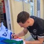 beukema-si-sente-gia-‘napoletano’:-autografo-su-una-bandiera-azzurra,-immagini-virali