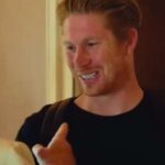 “il-re-e-qui”,-la-serie-a-celebra-il-primo-allenamento-di-de-bruyne-a-castel-volturno