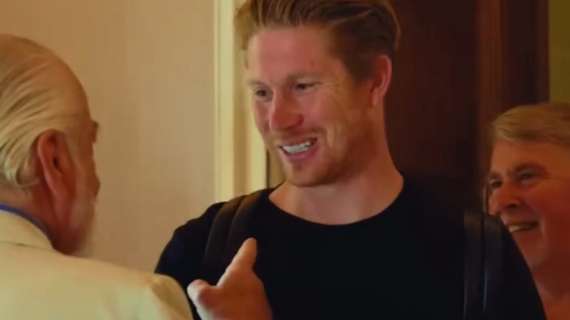“il-re-e-qui”,-la-serie-a-celebra-il-primo-allenamento-di-de-bruyne-a-castel-volturno