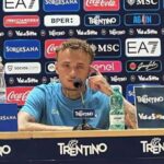 lang-in-conferenza:-“volevo-napoli-gia-a-gennaio,-qui-per-vincere!-caratteristiche?-il-tifoso-si-alza-in-piedi!-conte,-la-stanchezza-e-la-tattica…”