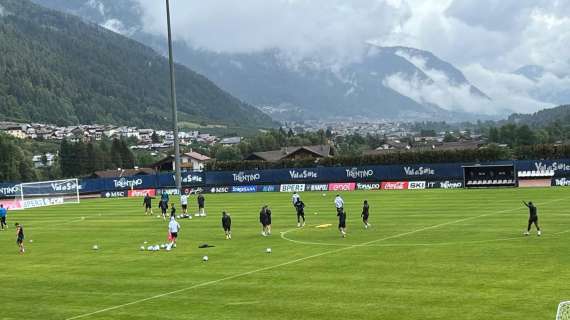 dimaro,-day-5:-seduta-mattutina-sotto-la-pioggia-1vs.1-attaccanti-difensori-e-tiri-dal-limite