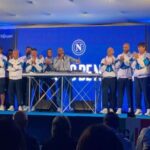 presentazione-ssc-napoli-2025/26,-conte:-“senza-tifosi-scudetto-impossibile”.-di-lorenzo,-dedica-speciale