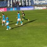 napoli-catanzaro-2-1-(raspadori-5′,-lucca-(r)-7′,-iemmello-48′):-prima-vittoria-stagionale-per-gli-azzurri