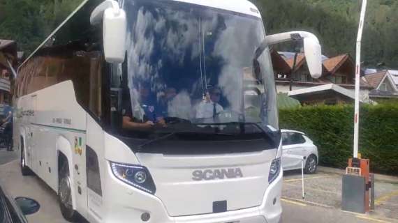 il-napoli-saluta-dimaro:-i-bus-azzurri-lasciano-il-ritiro