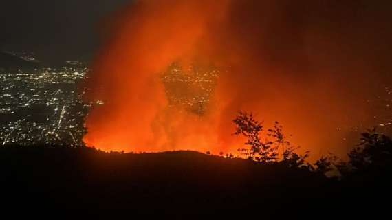 incendio-sul-vesuvio:-fiamme-altissime-alle-pendici-e-rischio-evacuazione