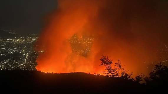vesuvio,-prosegue-l’allerta:-si-lavora-ancora-per-spegnere-le-fiamme