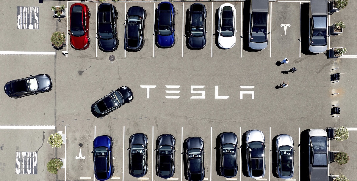 tesla-vuole-dare-a-elon-musk-un-enorme-pacchetto-retributivo-da-mille-miliardi-di-dollari,-con-alcune-condizioni