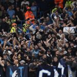 ultra-napoli-a-manchester-con-striscioni-capovolti:-svelato-il-motivo