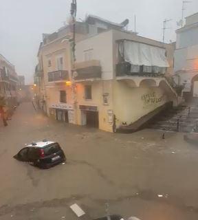 maltempo-in-campania,-nubifragio-a-ischia:-paura-a-forio-e-casamicciola