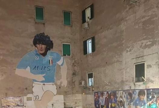 murale-maradona:-polizia-sequestra-esercizi-e-carretti-e-chiude-area,-turisti-increduli