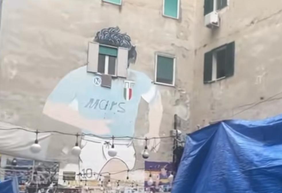 largo-maradona-chiuso-per-protesta,-coperto-il-murale-di-diego:-turisti-delusi