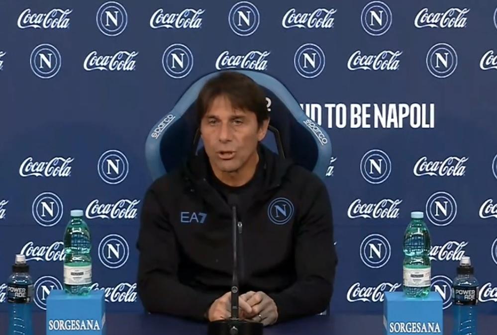 conte-in-conferenza:-“buongiorno-e-politano-recuperati,-7-gare-in-22-giorni:-servira-ruotare.-4-3-3-con-uno-o-due-esterni:-useremo-entrambi!-su-mctominay,-lang-e-baroni…”