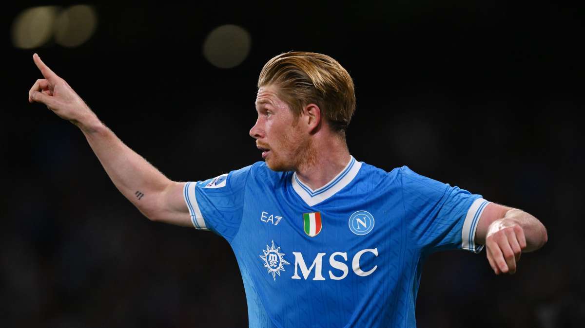 de-bruyne-incontra-il-piccolo-emanuele-ed-emula-la-sua-linguaccia:-lo-scatto