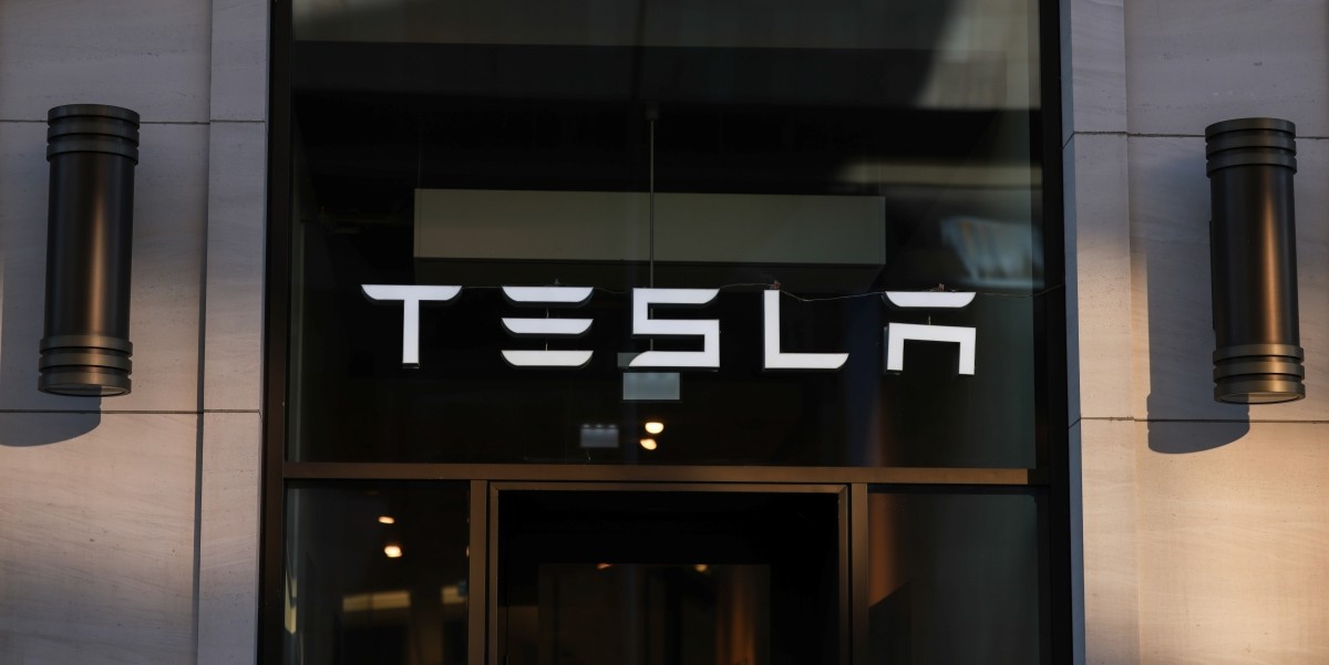 nel-terzo-trimestre-del-2025-tesla-ha-venduto-piu-auto,-ma-ha-avuto-meno-utili-perche-ha-abbassato-i-prezzi
