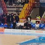 cruciani-a-napoli,-proteste-all’esterno-del-palapartenope.-poi-spettatore-all’alcott-arena