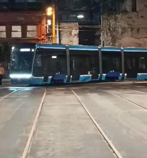 l’anm-omaggia-il-napoli:-c’e-un-nuovo-tram-azzurro-in-citta