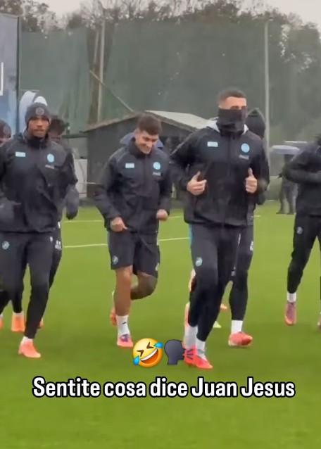 rifinitura-sotto-la-pioggia-a-castel-volturno:-sentite-come-scherza-juan-jesus!